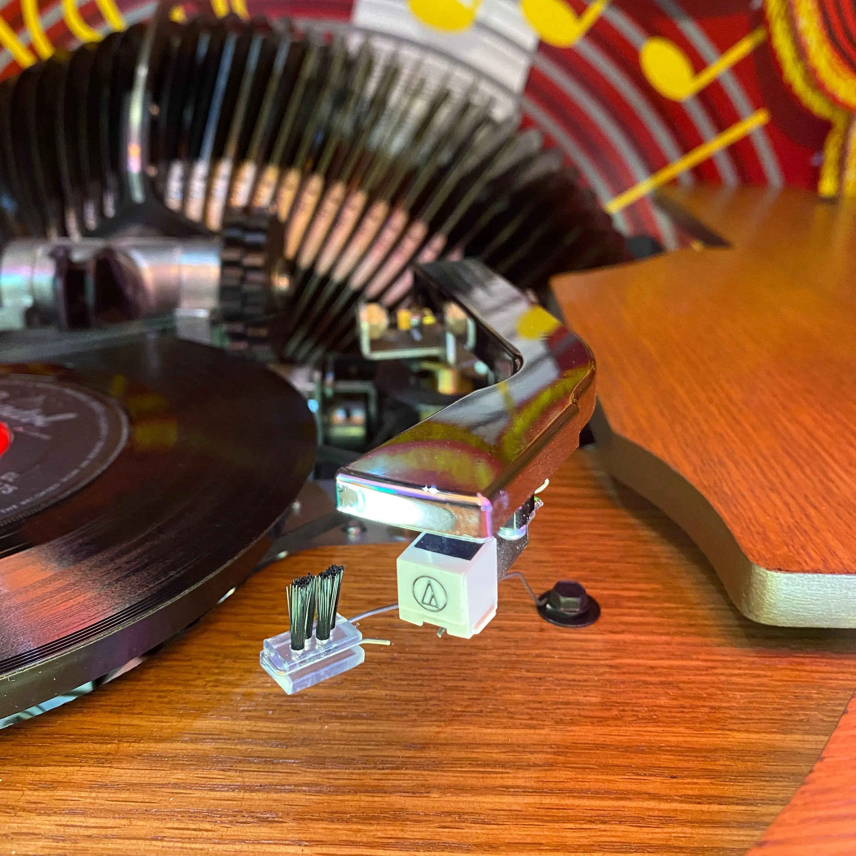 rock-ola-bubbler-vinyl-45-jukebox-light-oak-100-singles-bluetooth image 4
