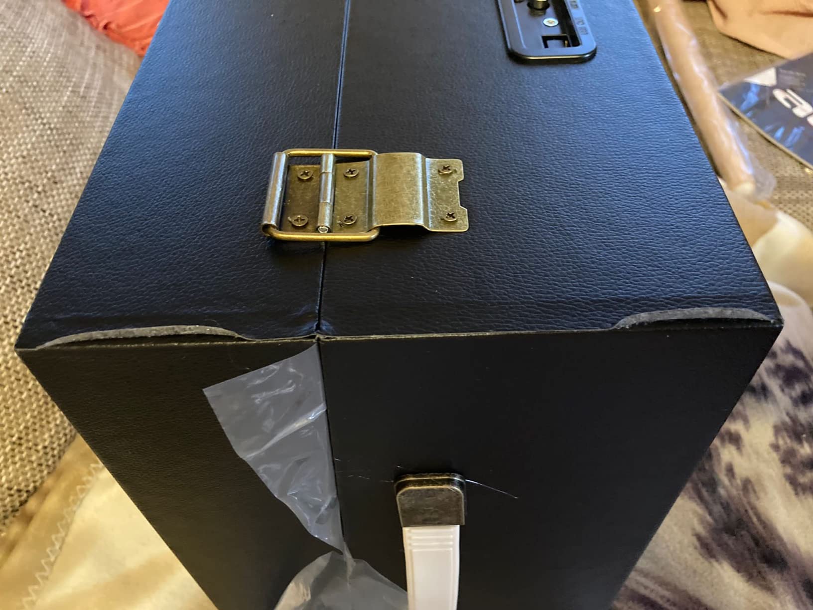 Schönes Möbelstück mit gutem Sound